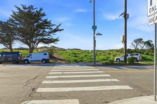 Building Photo - 4439 Kirkham St