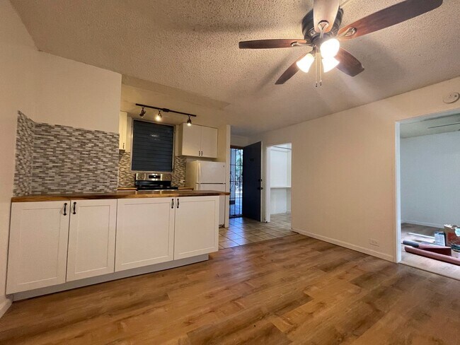 Building Photo - 1 Bed / 1 Bath at University Court, directly across from UH Manoa.