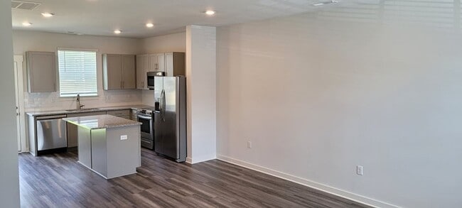 Building Photo - Brand New Townhome!