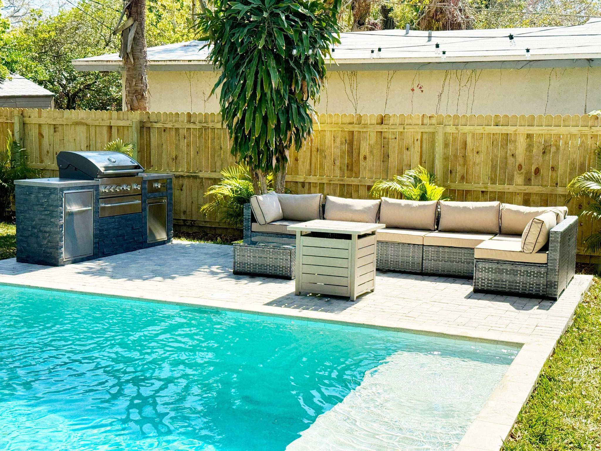 Building Photo - 111 N Cirus Ave