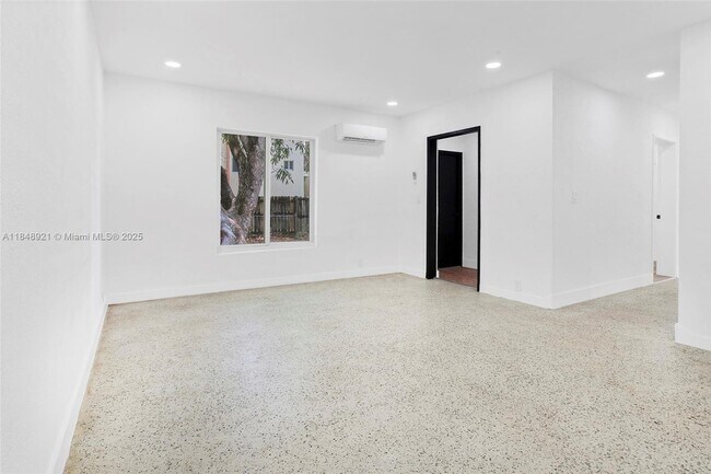 Building Photo - 1528 NE 145th St
