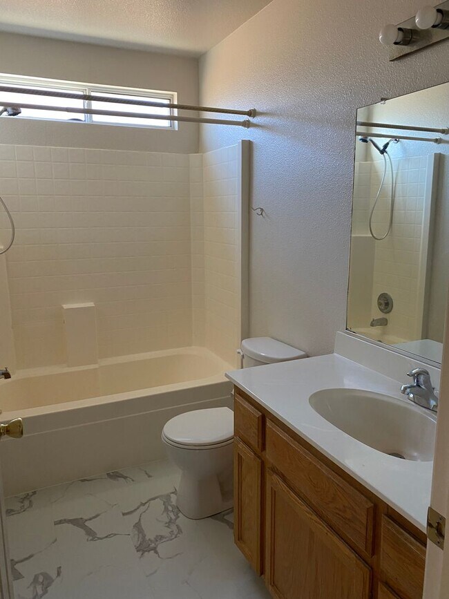 Building Photo - Beautiful Santa Nella Rental