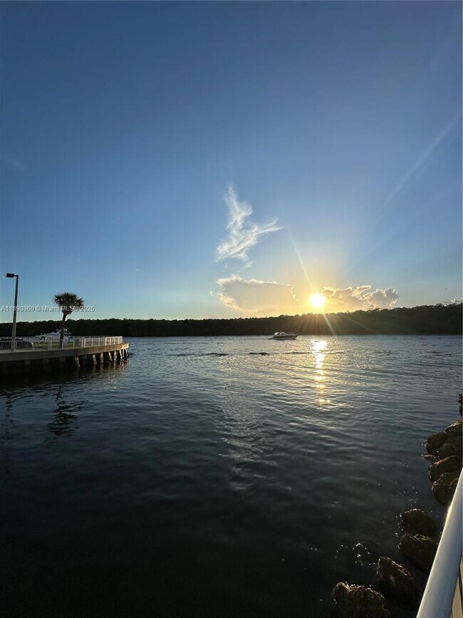 Building Photo - 400 Kings Point Dr