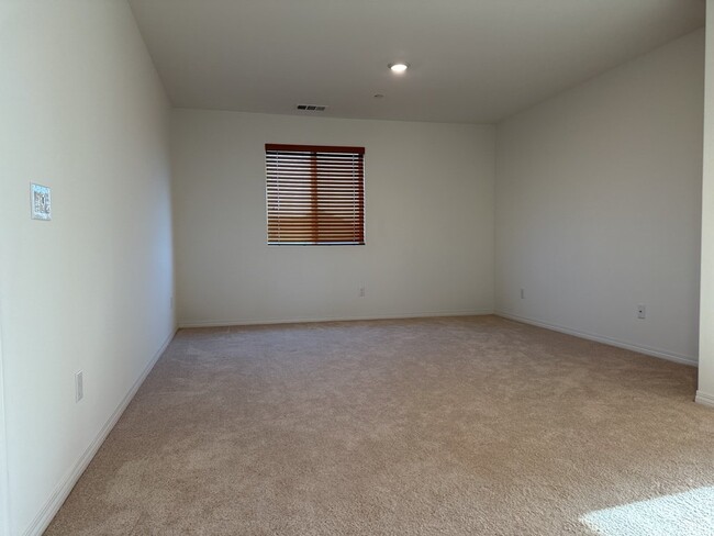 Building Photo - Spacious 4-Bedroom in Riverside with 3 Ful...