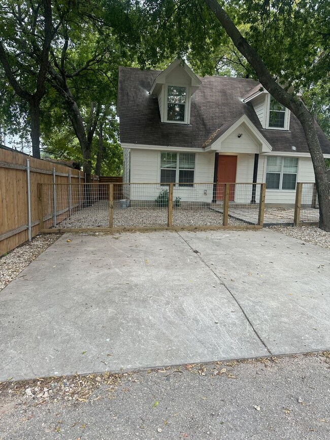 Building Photo - 506 E 38th St