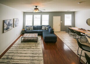 Building Photo - 6 Scenic Brook Ct