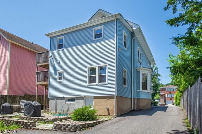 Building Photo - 19 St Lukes Pl