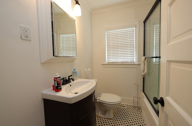 Building Photo - Updated ITB Home in Great Dixie Trail Loca...