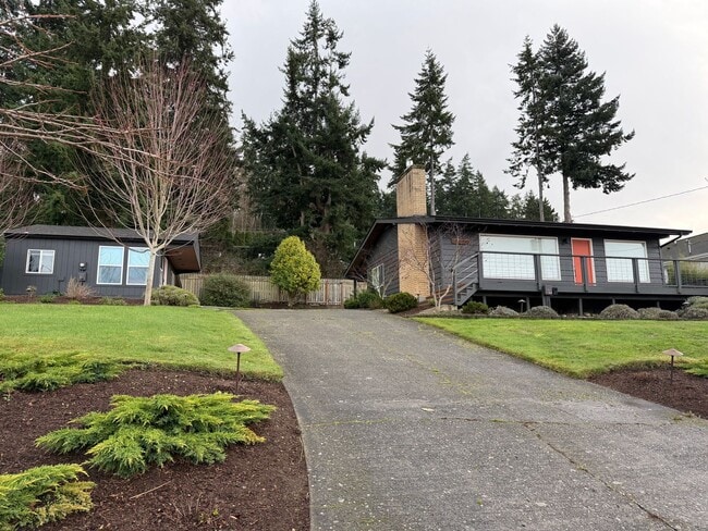 Building Photo - Rare Find with Main House and Fully Equipped ADU!