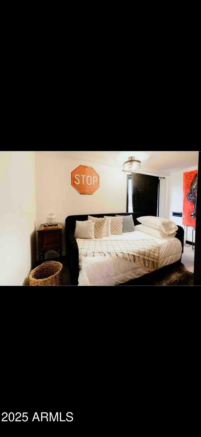 Building Photo - 1055 E Whitton Ave