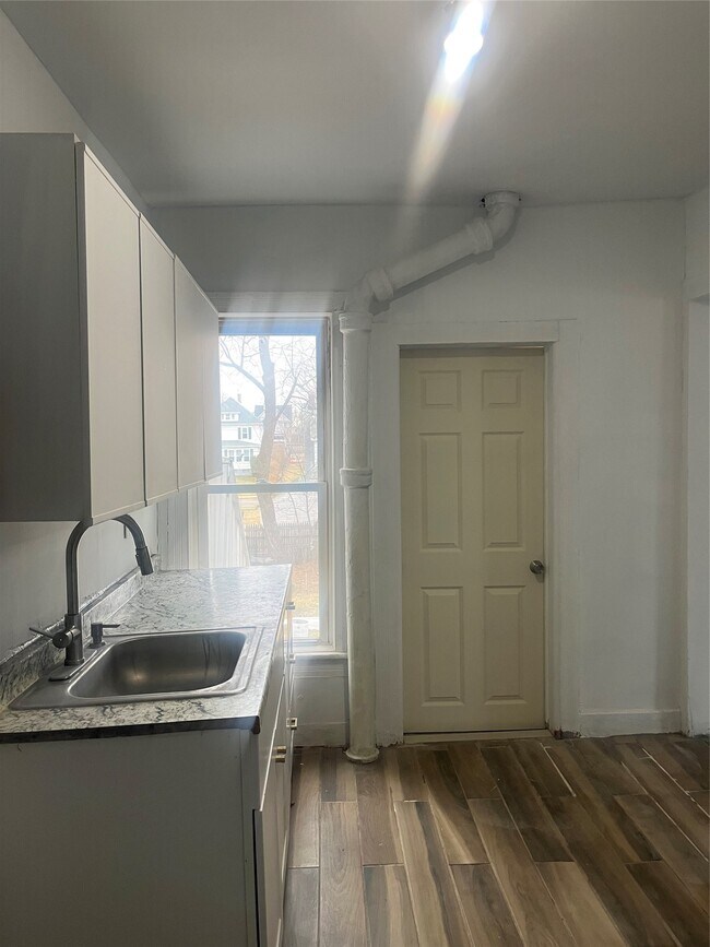 Building Photo - 127 Burbank Ave