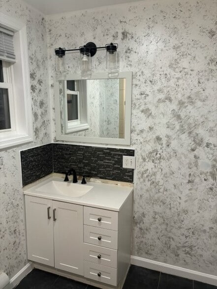 Building Photo - 46 Outwater Ln