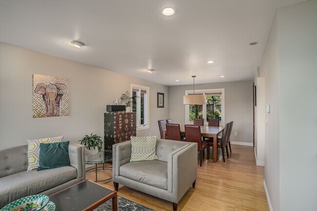 Building Photo - 4Bd/3.25Ba Seattle House