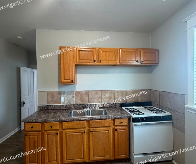 Building Photo - 3824 Fir St