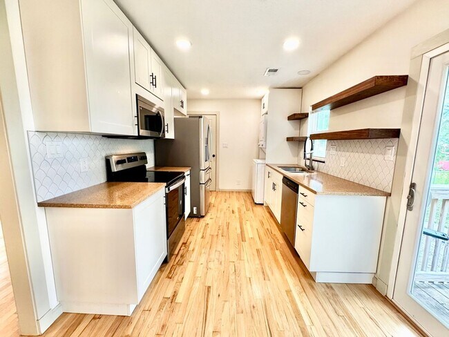 Building Photo - Charming Updated Home in Walkable Westwood