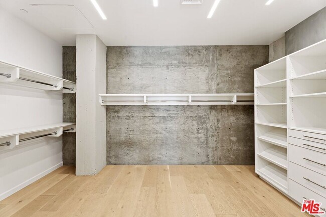 Building Photo - 808 S Broadway