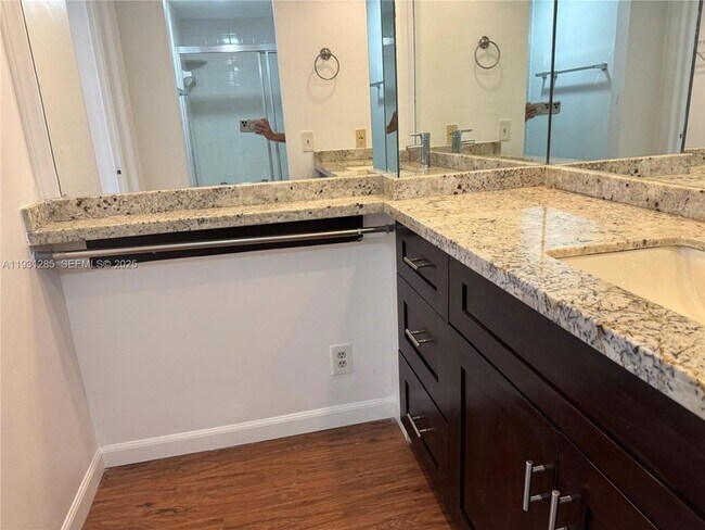 Building Photo - 625 Oaks Dr