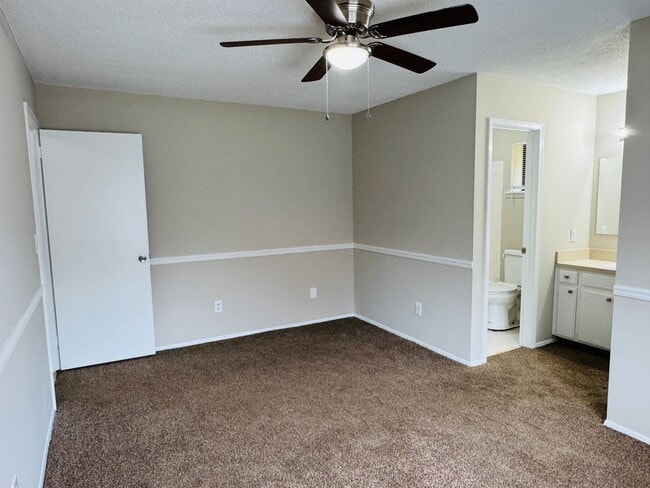 Building Photo - 3-Bedroom Gem !!