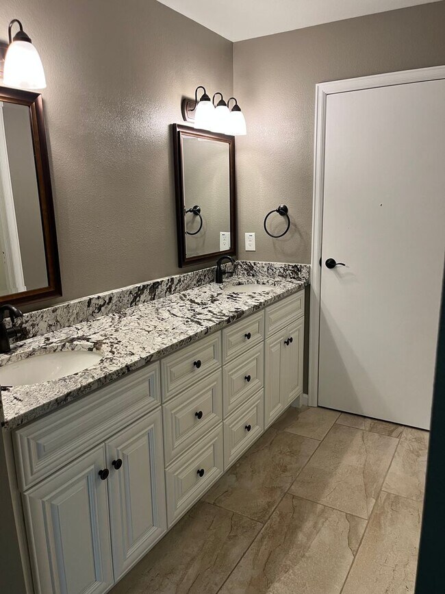 Building Photo - Beautifully Updated single-level duplex in...