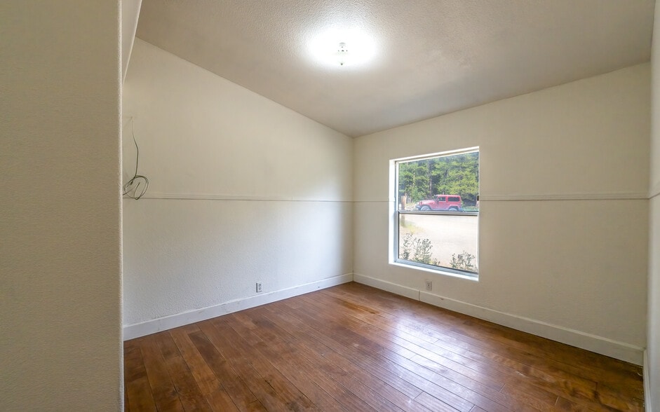 Bedroom 3 - 865 Silver Creek Rd