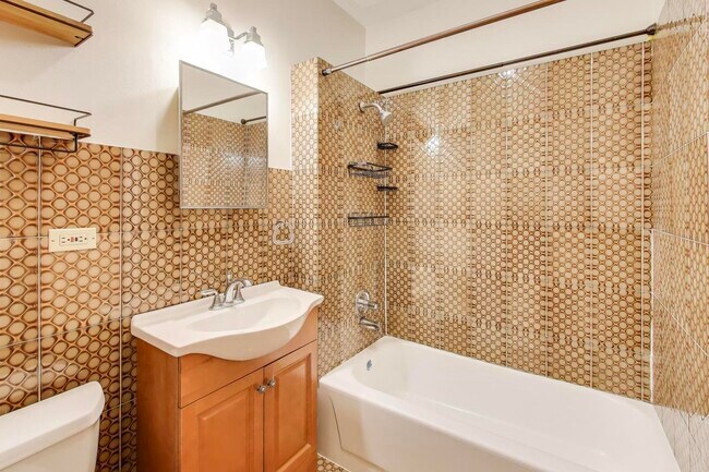 Building Photo - 4002 N Hermitage Ave