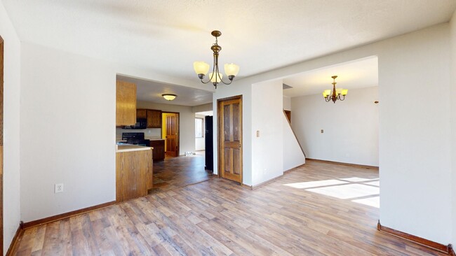 Building Photo - AVAILABLE DECEMBER 16th! Large 4 Bedroom H...