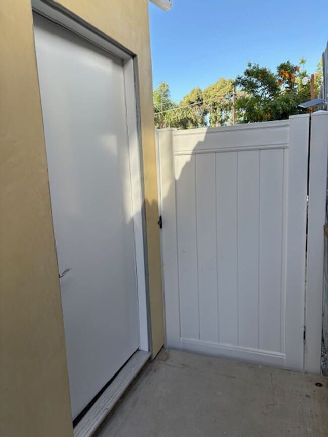 Building Photo - 609 Sunset Dr