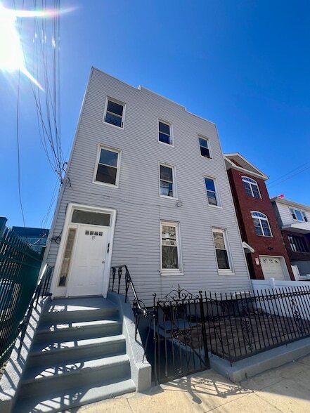 Building Photo - 279 1/2 St Pauls Ave