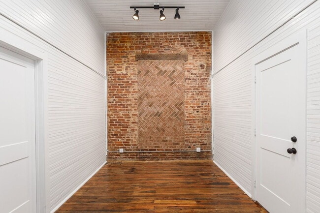 Building Photo - 1403 Huntsville Rd