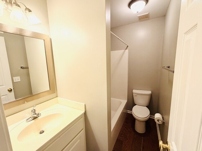 Building Photo - 207 Ivy Park Ln