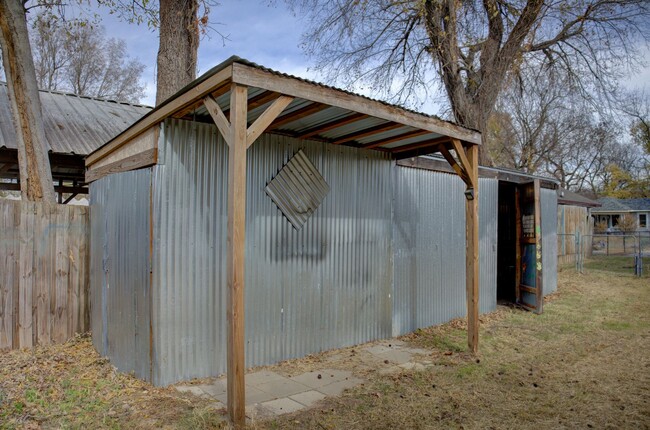 Building Photo - Recently Updated West Tulsa Home!