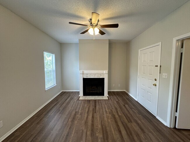Building Photo - Recently renovated 1 bedroom 1 bath condo for rent in Riverwalk!