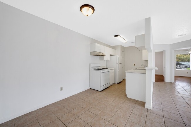 Building Photo - 308 Willowick St