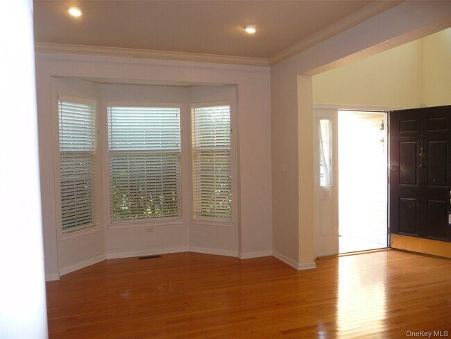 Building Photo - 220 Roosevelt Dr