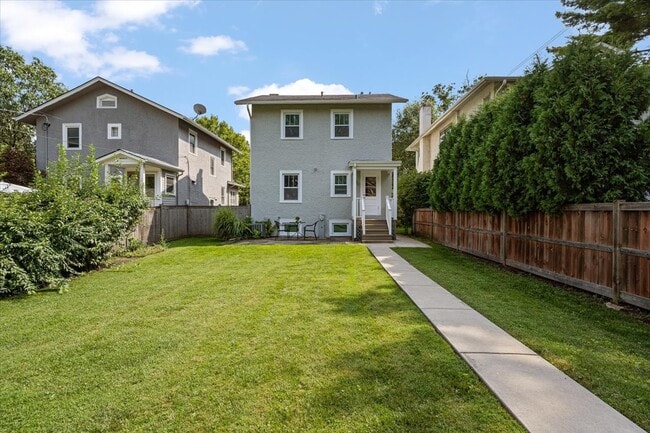 Building Photo - 1704 Walnut Ave