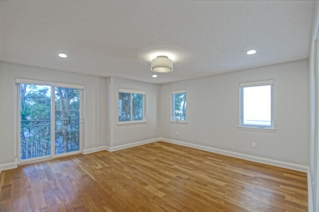 Building Photo - Remodeled, Bright & Spacious, 2400 Sq Ft D...