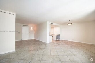 Building Photo - 1 br, 1.5 bath Condo - 5055 Collins Ave Ap...