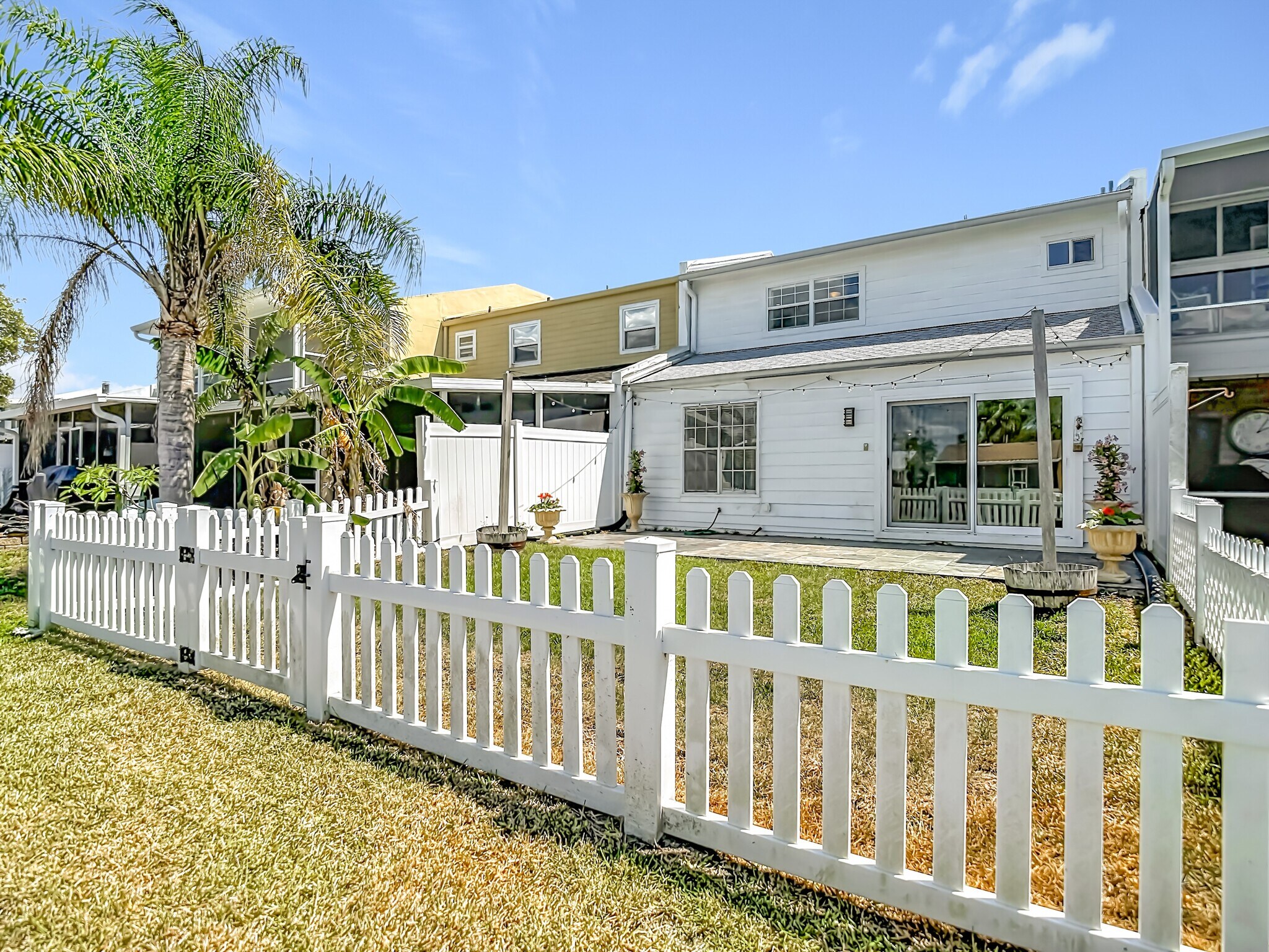 Building Photo - 8733 Bay Pointe Dr