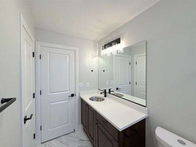 Building Photo - 4 bed, 2.5 bath duplex w/2 car garage