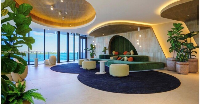 Building Photo - 700 NE 24th St