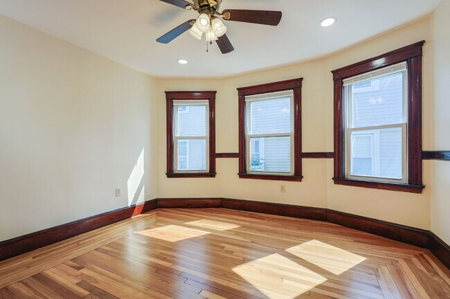 Building Photo - Available Now! Sunny & Large 3-Bedroom: In...