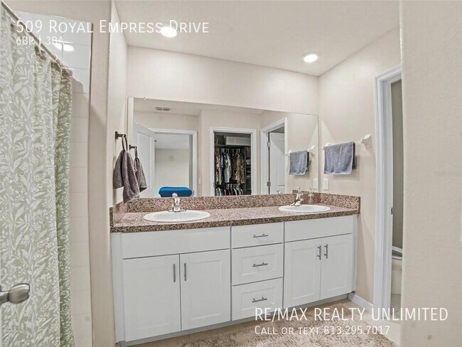 Building Photo - 509 Royal Empress Dr