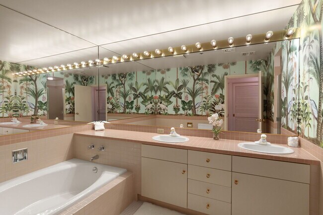 Building Photo - 1414 SW 3rd Ave