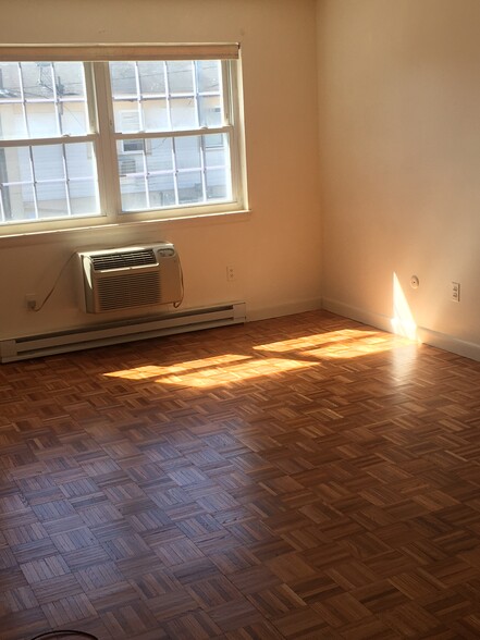 Building Photo - 881 Main St