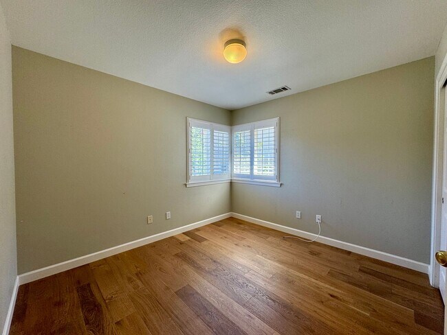 Building Photo - Spacious 3 bedroom, 3 bath bi-level home nestled in the scenic Sierra Nevada foothills
