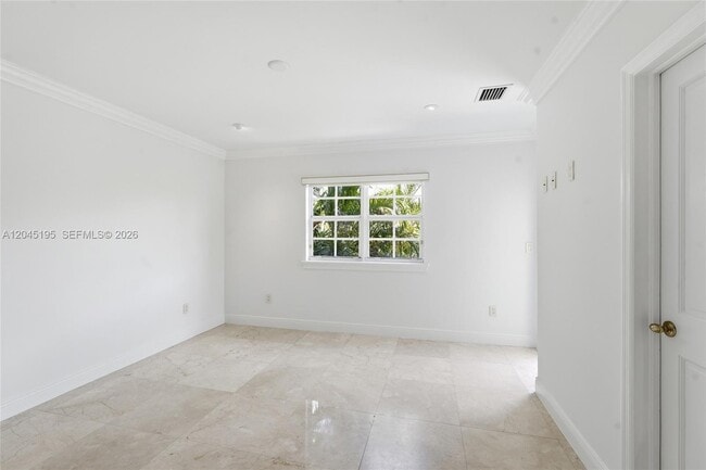 Building Photo - 592 Fernwood Rd