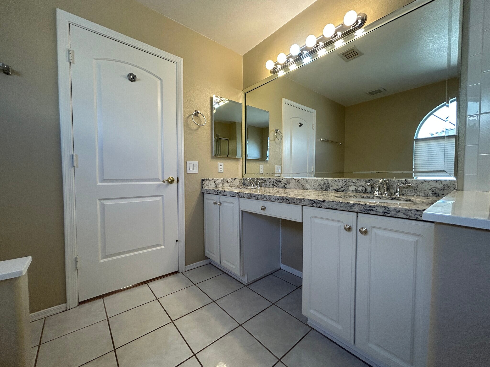 Building Photo - 7709 W Wahalla Ln