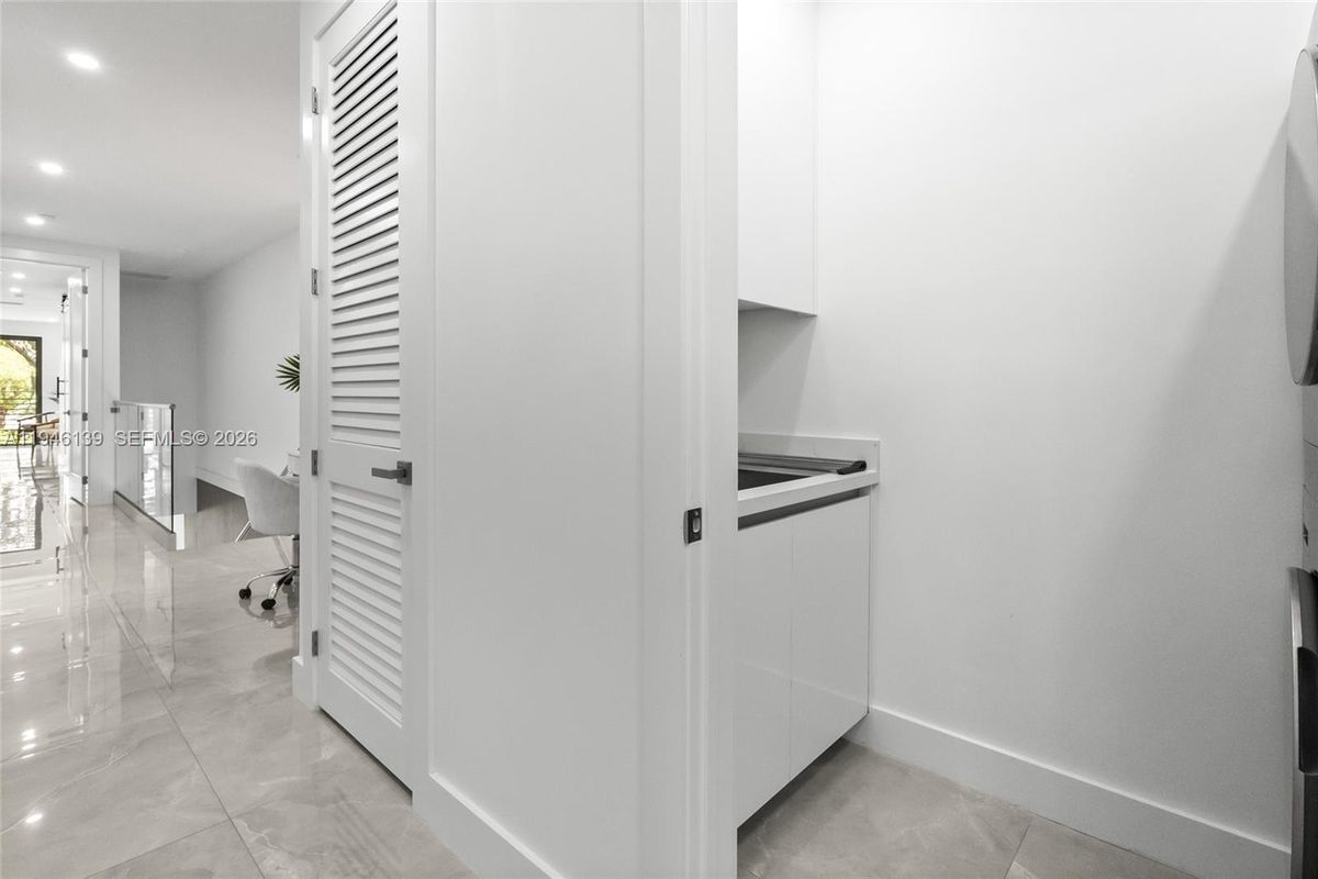 Building Photo - 325 SW 16th St