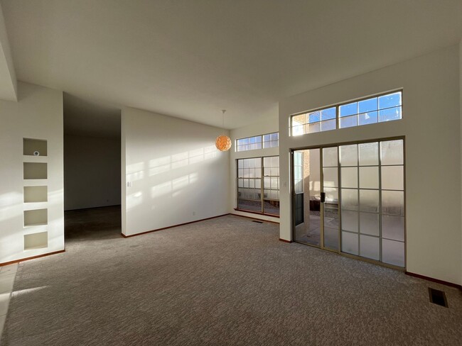 Building Photo - Nice 3 Bedroom 2 Bathroom Home Located In ...