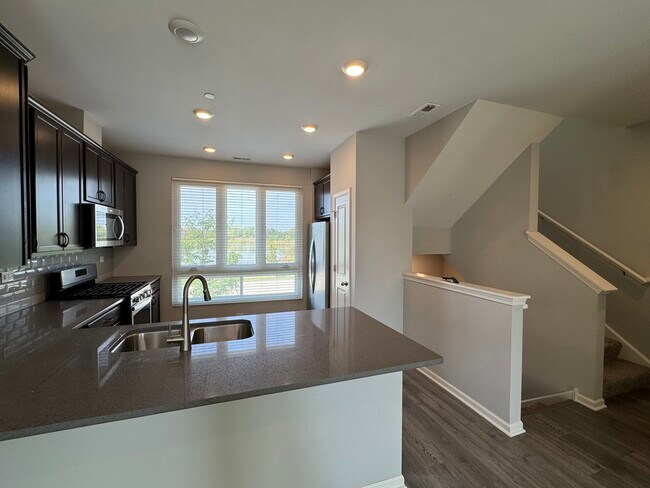 Building Photo - 2349 Parkside Dr